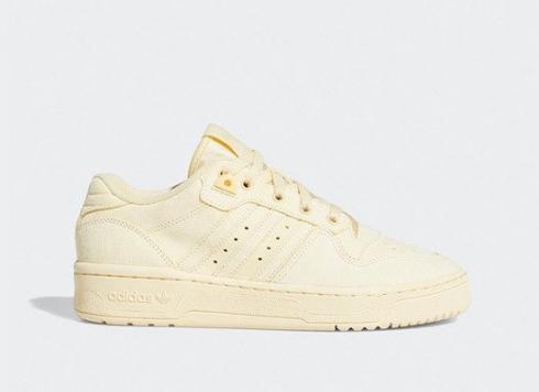 les baskets Adidas Rivalry Low Easy Yellow Cloud White pour femmes EE7067