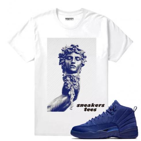 Match Jordan 12 blauw suède Medusa Decapita wit T-shirt