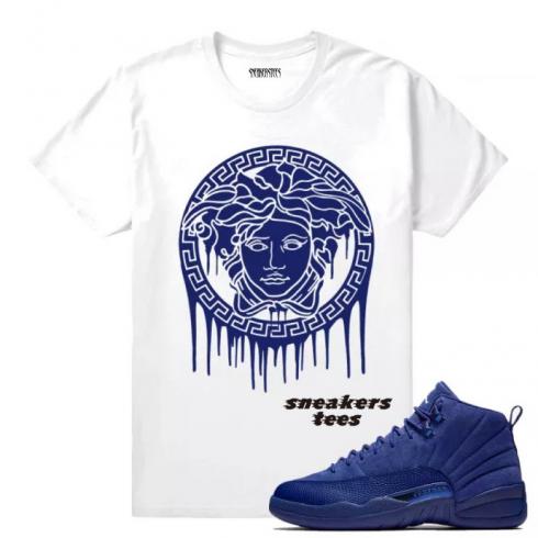 Passend zum T-Shirt „Jordan 12“ aus blauem Wildleder mit Medusa-Drip-Muster in Weiß