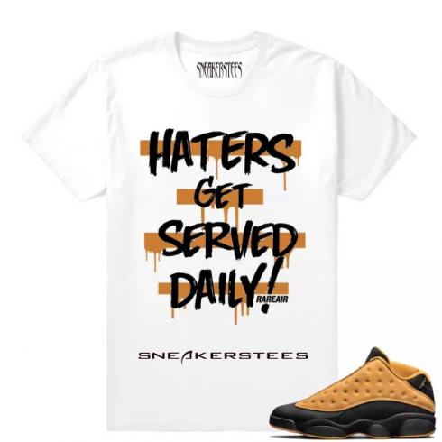 Match Air Jordan 13 Chutney Haters Served camiseta branca
