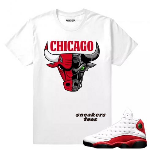 Passend zum weißen T-Shirt „Jordan 13 OG Chicago Cyborg Bull“