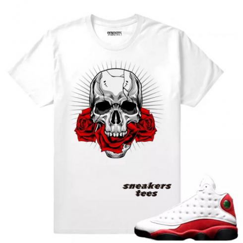 Passend zum weißen T-Shirt „Skull Roses“ von Jordan 13 OG Chicago Dxpe