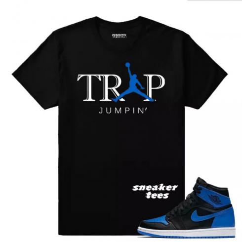 Passend zum schwarzen T-Shirt „Jordan 1 Royal OG Trap Jumpin