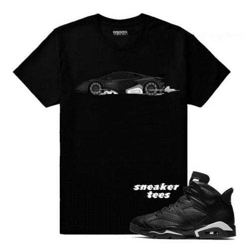 Passend zum schwarzen T-Shirt „Black Cat Sicks Lambo“ von Jordan 6