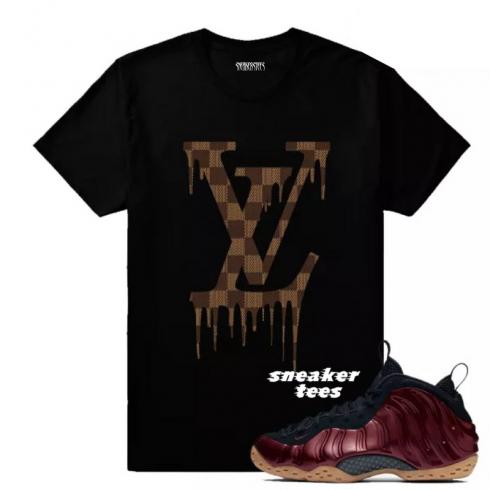 Passend dazu das schwarze T-Shirt „LV Drip Damier“ von Foamposite in Maroon