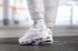 Nike Air Max 95 Sneakers mit dreifach weißem Rand AQ4138-100