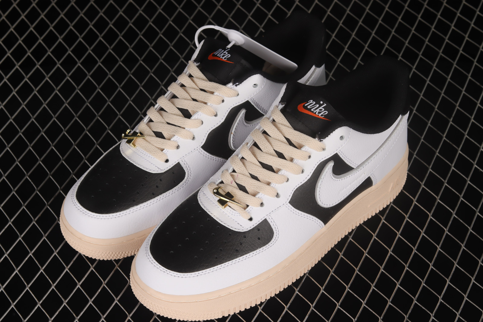 Nike Air Force 1 '07 High sneakers in black and white