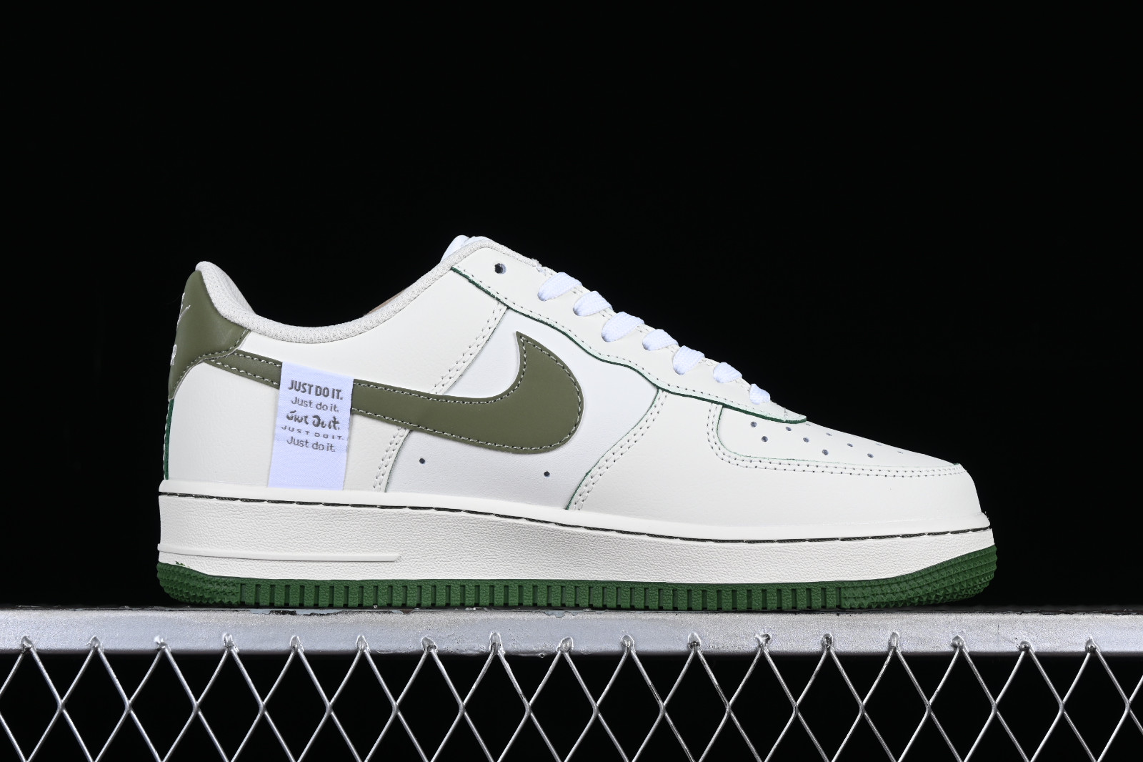 Móvil desesperación póngase en fila Nike Air Force 1 07 Low Lafite Olive Green White Metallic Gold FB1839 -  Official Photos of the Nike LeBron 18 Low "Heart of Lion" - 213 - GmarShops
