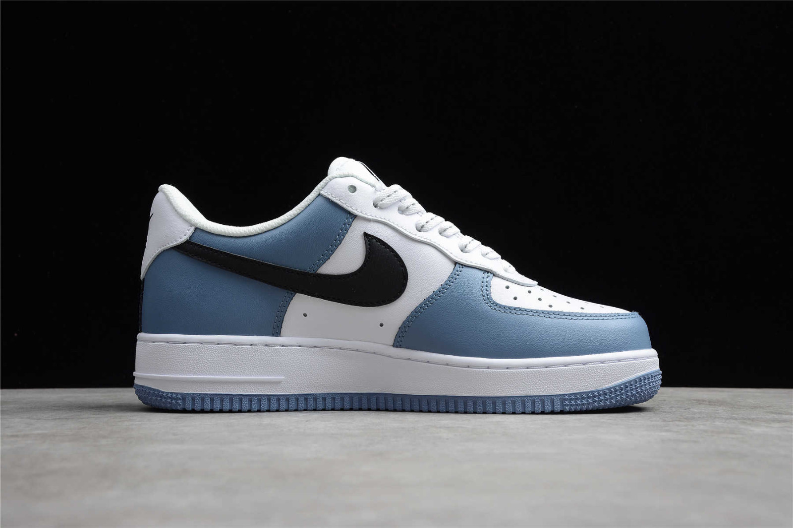 Nike Air Force 1 '07 sneakers in white and blue