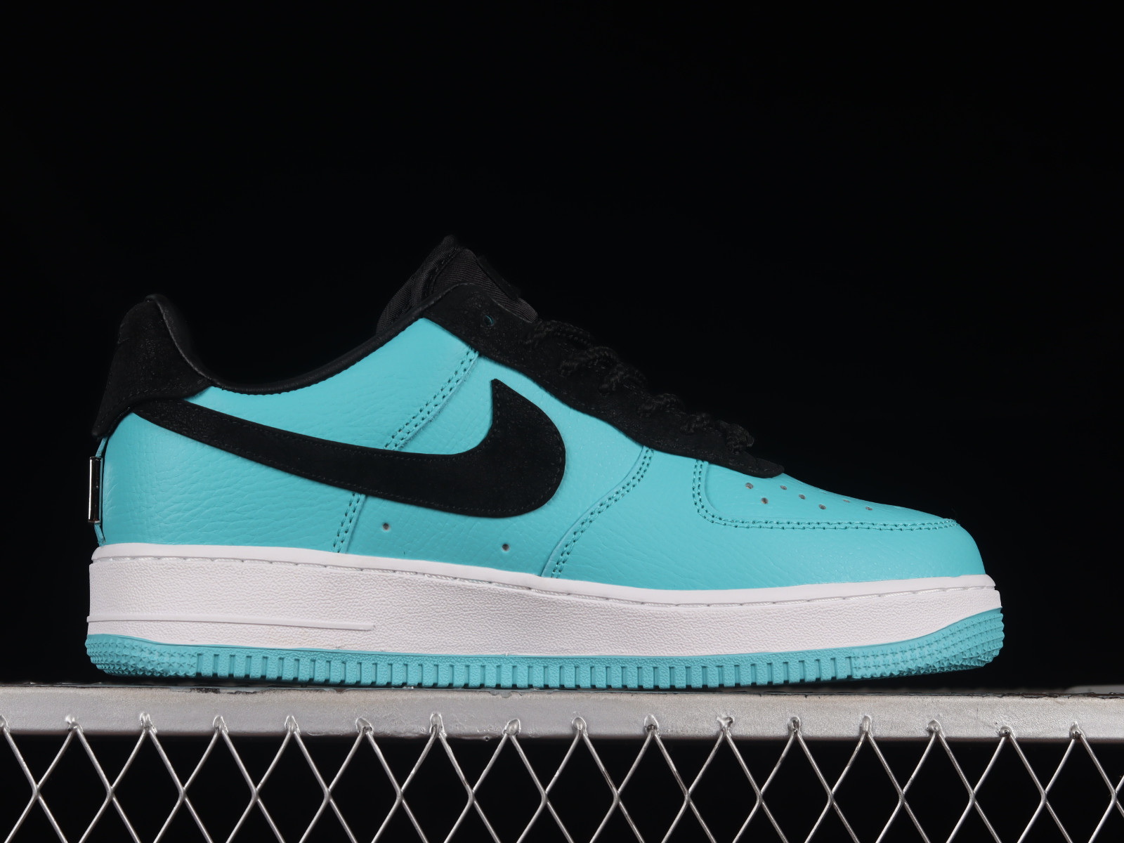Tiffany & Co.: Tiffany & Co. x Nike Air Force 1 Low 1837 shoes