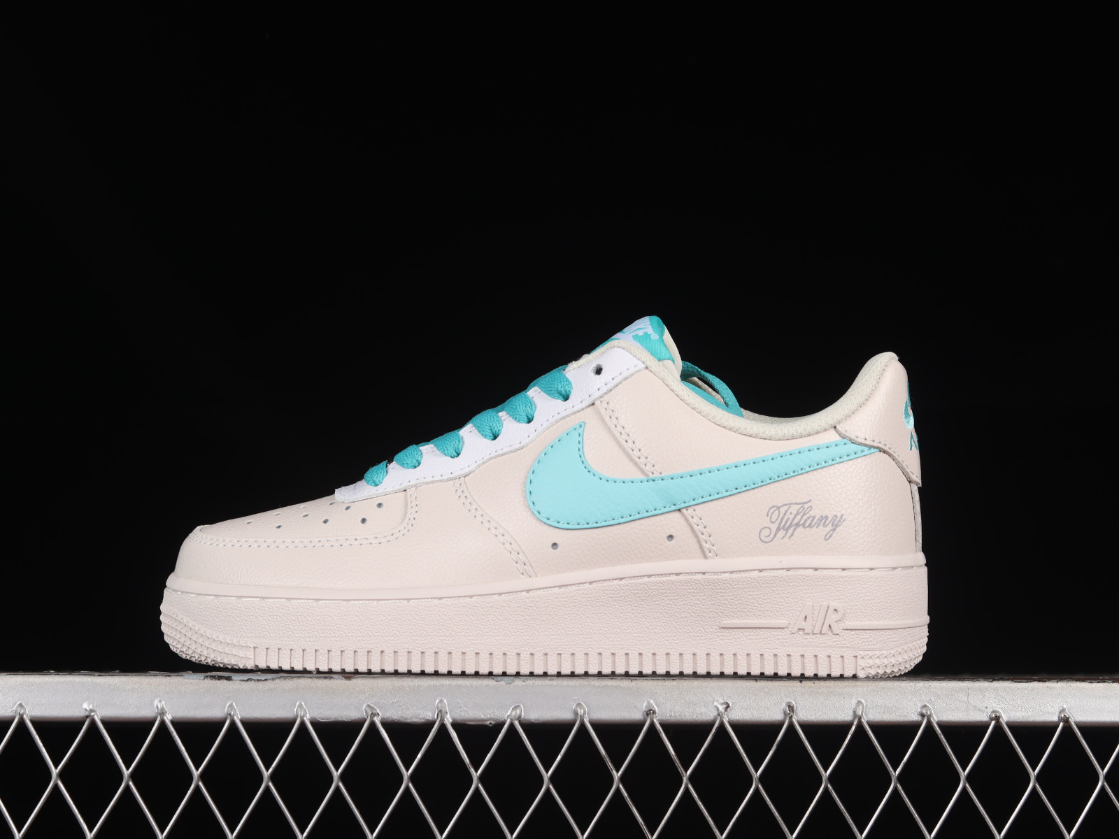 211 - NwfpsShops - on Fruity and LeBron Could Soon Drop a Nike Dunk - Tiffany & Co. x Nike Air Force 1 07 Low SP Friends and Family Off - White DZ1382