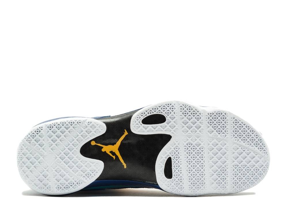 Carmelo Anthony shooting in the Jordan MELO M7 Future Sole