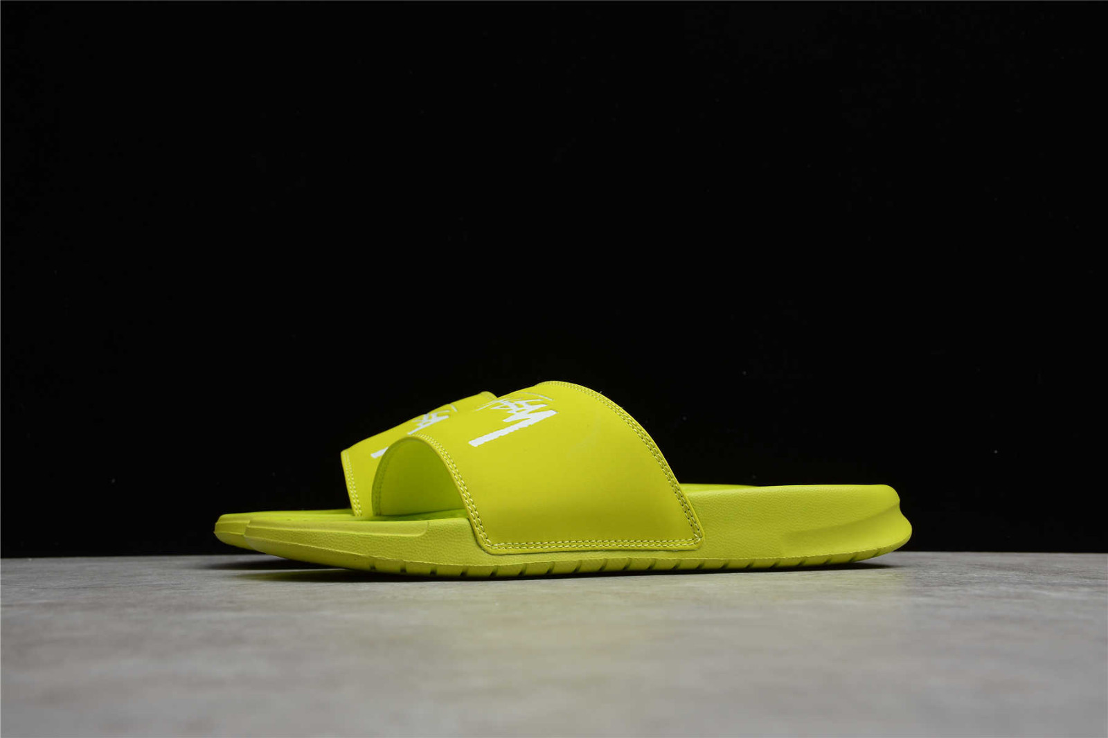 Sumergido al menos Disparates Stussy x Nike Benassi Slide Bright Cactus Yellow Shoes CW2787 - nike roshe  run grey and mint blue room decor - StclaircomoShops - 300