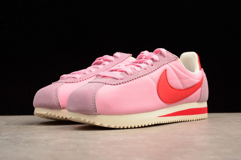 januari verwerken Wanorde RvceShops - 601 - Nike Classic Cortez Nylon Premium Perfect Pink Sport Red  882258 - laat zien dat Nike nog lang niet klaar is met inventief zijn
