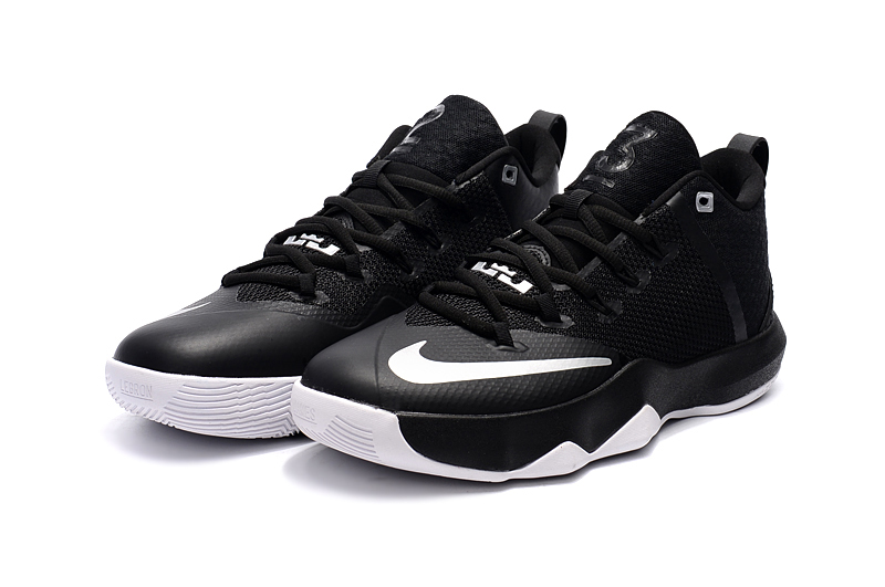 Nike ambassador 9 top